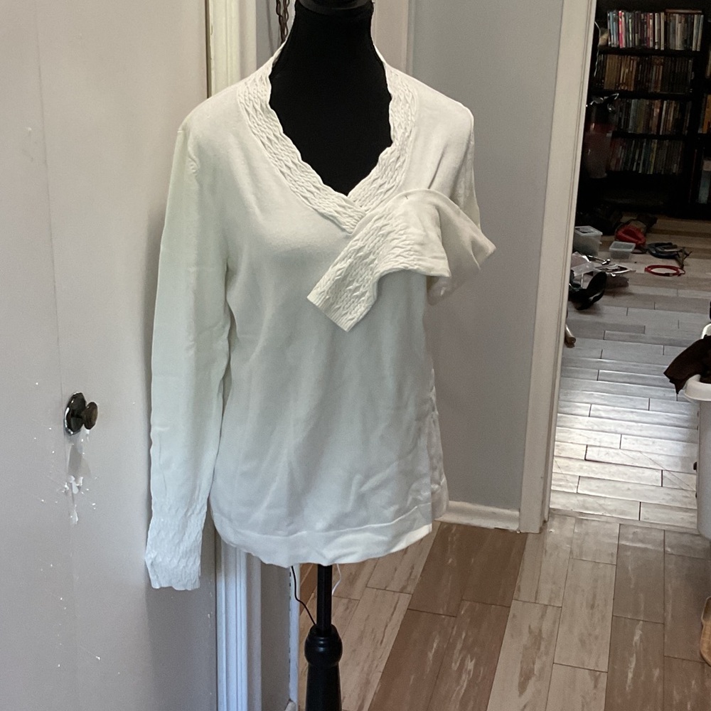 P374. Tribal White Women's Sweater with Textured Detail |L